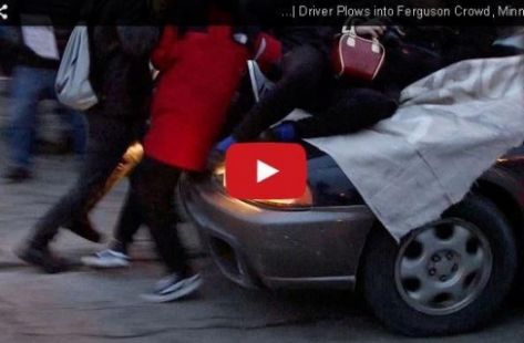 بالفيديو ..  سيارة تدهس متظاهرين أمريكيين