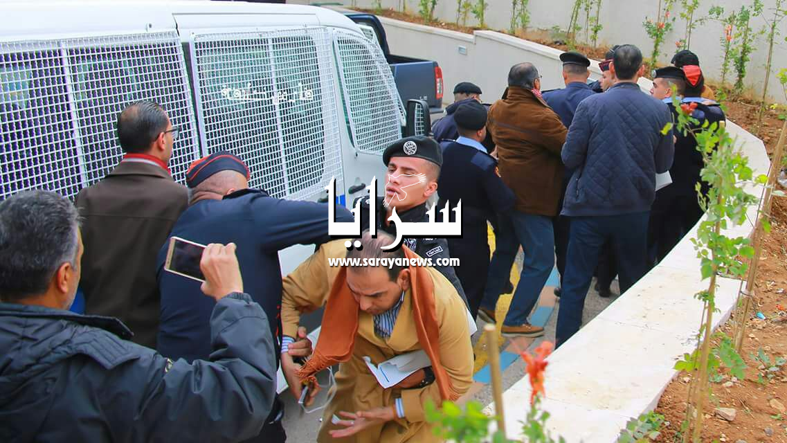 بالصور  ..  الأمن يعتقل عدد من المعتصمين أمام الديوان الملكي