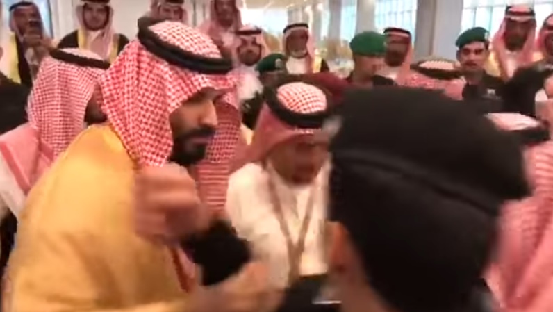 بالفيديو ..  الامير محمد بن سلمان يسحب احد حراسه من امامه لمحاولته منع المواطنين السلام عليه