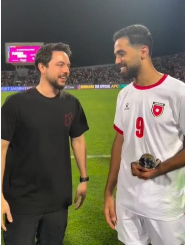 ولي العهد والأمير علي يهنئان المهاجم علوان بجائزة أفضل لاعب في مباراة العراق