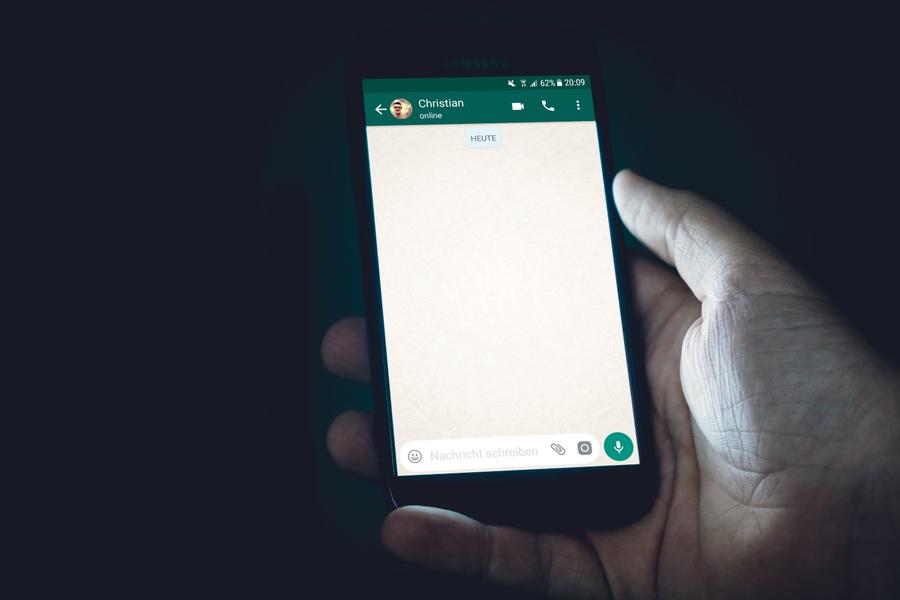 واتساب بصدد اختبار ميزة جديدة تسهل عليك حفظ الحالات لنشرها لاحقا