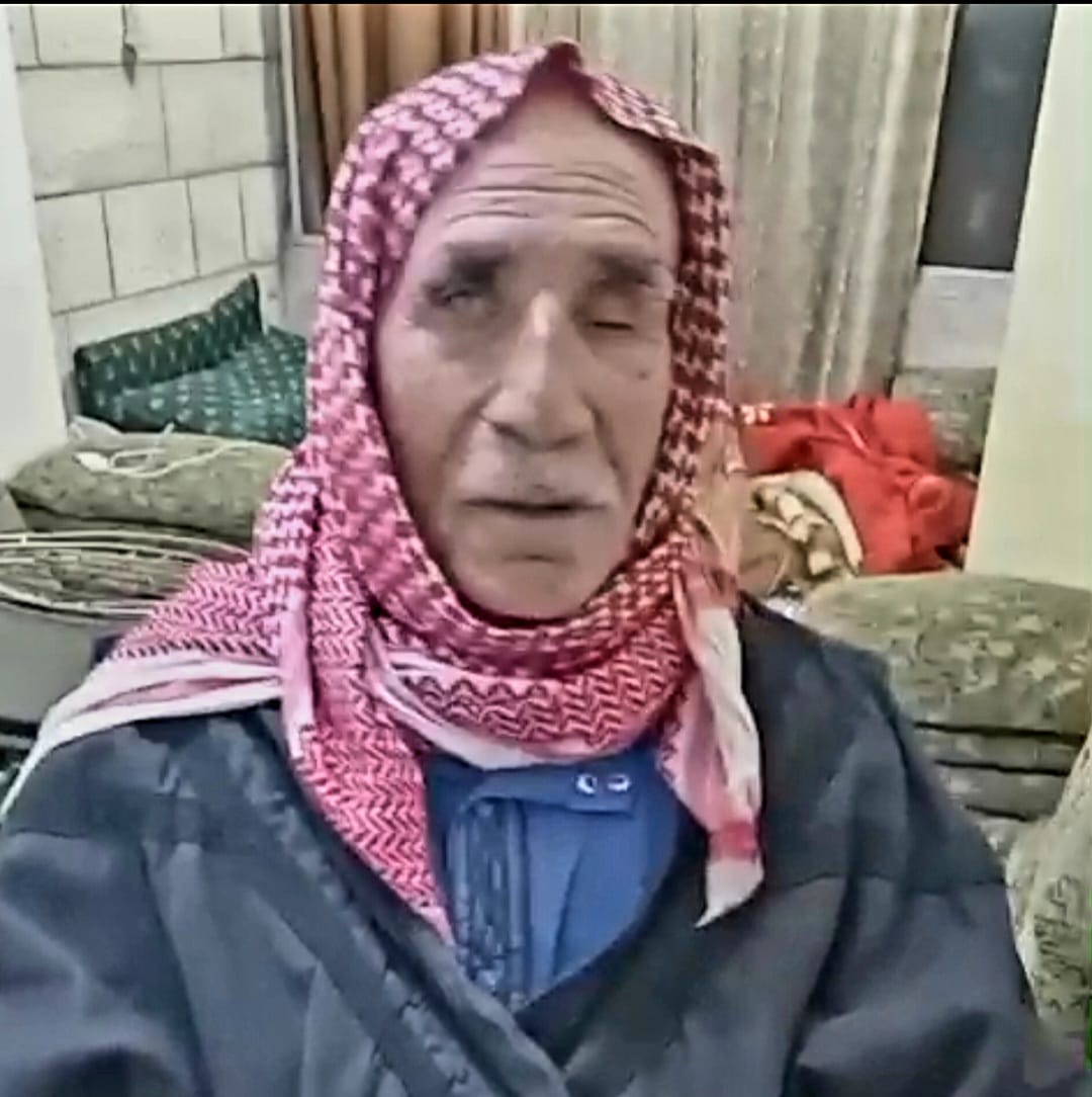 بالفيديو ..  بصيرة كفيف سبعيني تقوده لتشخيص معاناة المواطنين شديدة القساواة بسبب إرتفاع تكاليف المعيشة