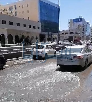 بالفيديو ..  المياه تغمر شارع الجاردنز منذ حوالي شهر