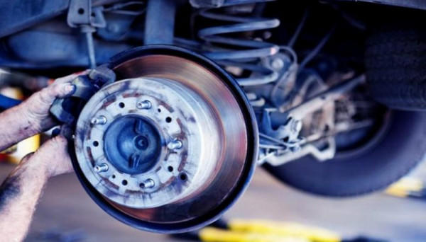 خطر يواجه مكابح سيارتك وإطاراتها بسبب التوقف