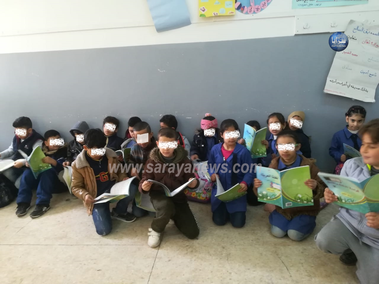 بالصور  .. طلبة مدرسة المضمار يفترشون الارض لعدم توفر مقاعد ..  ومدير التربية لسرايا : استعنا بمدارس اخرى