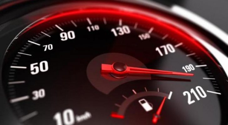 ضبط مركبة تسير بسرعة 194 كم/ بالساعة على طريق المطار