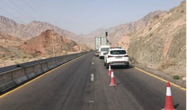 إعاقة مرورية إثر تعطل مركبة شحن على طريق الشاحنات الخلفي