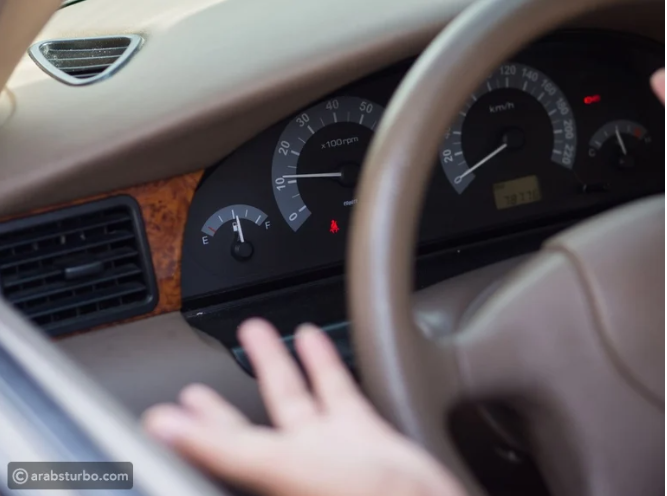 أضرار القيادة بخزان وقود شبه فارغ على سيارتك وسلامتك