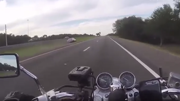 فيديو ..  عندما تضرب سكتة دماغية سائقا على طريق سريع!