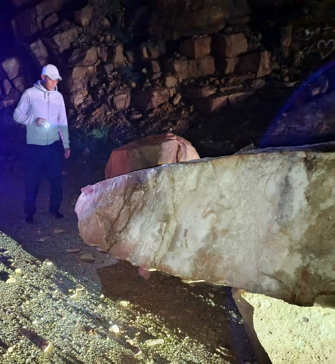 بلدية سويمه تتعامل مع انهيار صخري على طريق البحر الميت