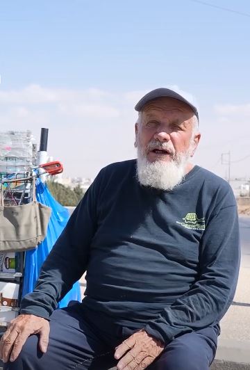 "عمري 75 سنة وأتحدث 4 لغات" ..  محمد المساعيد يروي حكاية سنوات طويلة من العمل والكفاح - فيديو