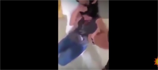 بالفيديو  .. تحلق شعر ابنتها لسخريتها من زميلتها المصابة بالسرطان
