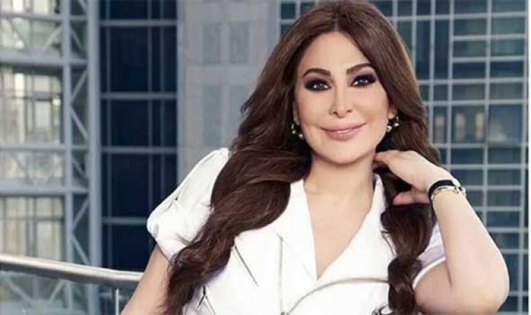 بالصور  ..  إليسا تشارك متابعيها أجواء الكريسماس من منزلها