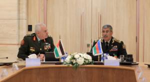 الحنيطي ووزير الدفاع الأذربيجاني يتباحثان التعاون في مجال التدريب العسكري المشترك