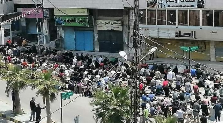 بالفيديو  ..  رغم الحظر الشامل ..  أهالي عنجرة في عجلون يصلون الجمعة 