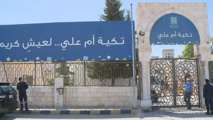 تكية أم علي تستأنف توزيع الوجبات الغذائية داخل غزة
