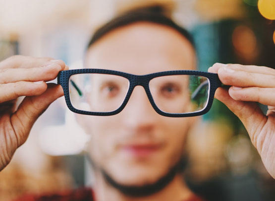 نظارات يابانية ذكيّة لمساعدة الصم على الاستمتاع بالسينما