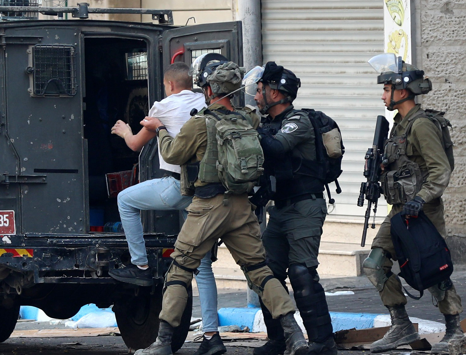 الاحتلال يعتقل 21 فلسطينيا في الضفة الغربية 