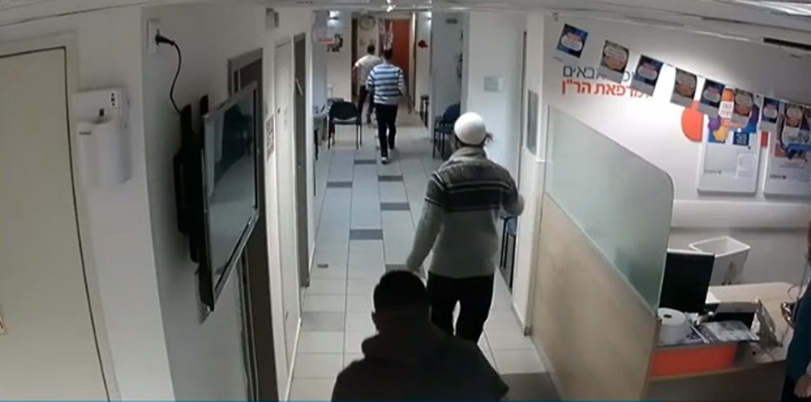 بالفيديو ..  يهودي وأبناؤه يعتدون بالضرب والشتم على طبيب فلسطيني