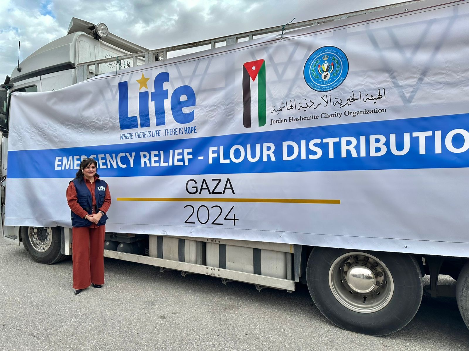 «لايف للإغاثة والتنمية» وبالتعاون مع الهيئة الخيرية الاردنية الهاشمية تسيير قافلة جديدة محملة بمادة الطحين إلى قطاع غزة 