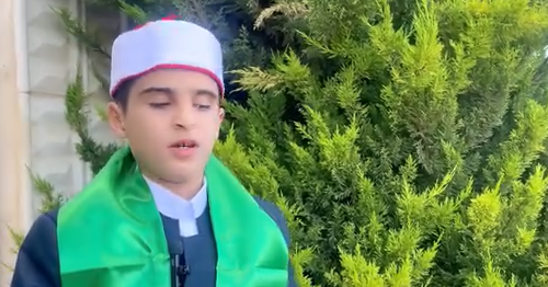 بالفيديو ..  طفل أردني ضعيف البصر يحفظ القرآن كاملاً في جلسة واحدة بإربد
