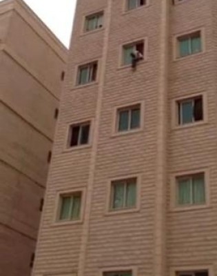 شاهد بالفيديو  ..  مصري ينتحر من الطابق 4 في الكويت