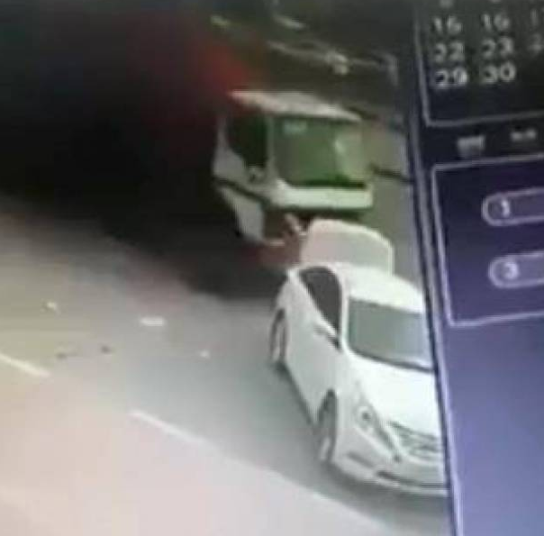 بالفيديو :رد فعل شاب لحظة نجاته من الدهس تحت عجلات شاحنة 