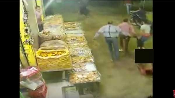 بالفيديو  ..  بسبب وفاة طفلة برصاصة طائشة استقرت بعينها  ..  قتلوه وسحلوه في الشارع العام 