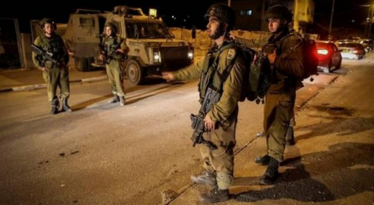 الاحتلال يفجر منجرة ويعتقل أربعة مواطنين في طولكرم