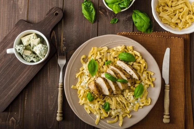 مكرونة بالدجاج والريحان للرجيم