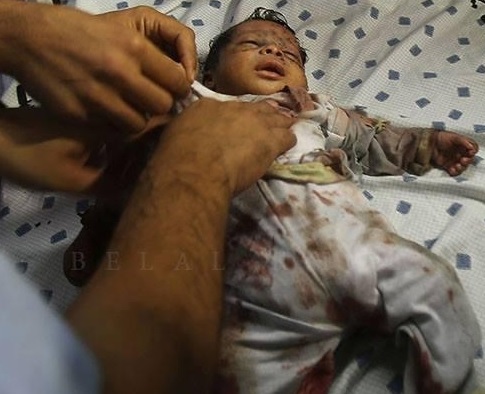 طفل أخرجوه من تحت الأنقاض في غزة وهو يرضع من أمه الشهيدة  ..  صورة