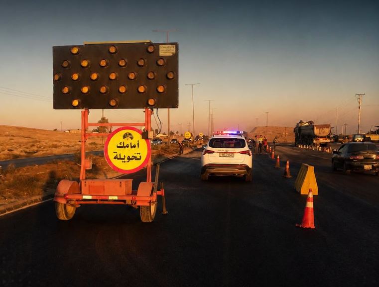 أعمال قشط وتعبيد بعد الحرة باتجاه الزرقاء والدوريات الخارجية تحذر السائقين