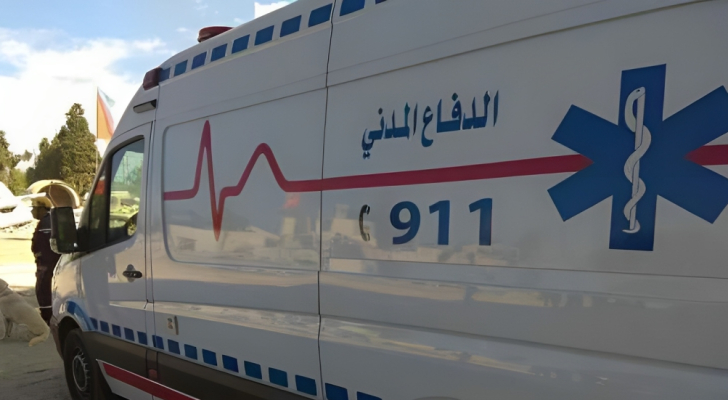 إصابة بحادث تدهور مركبة شحن على الطريق الصحراوي