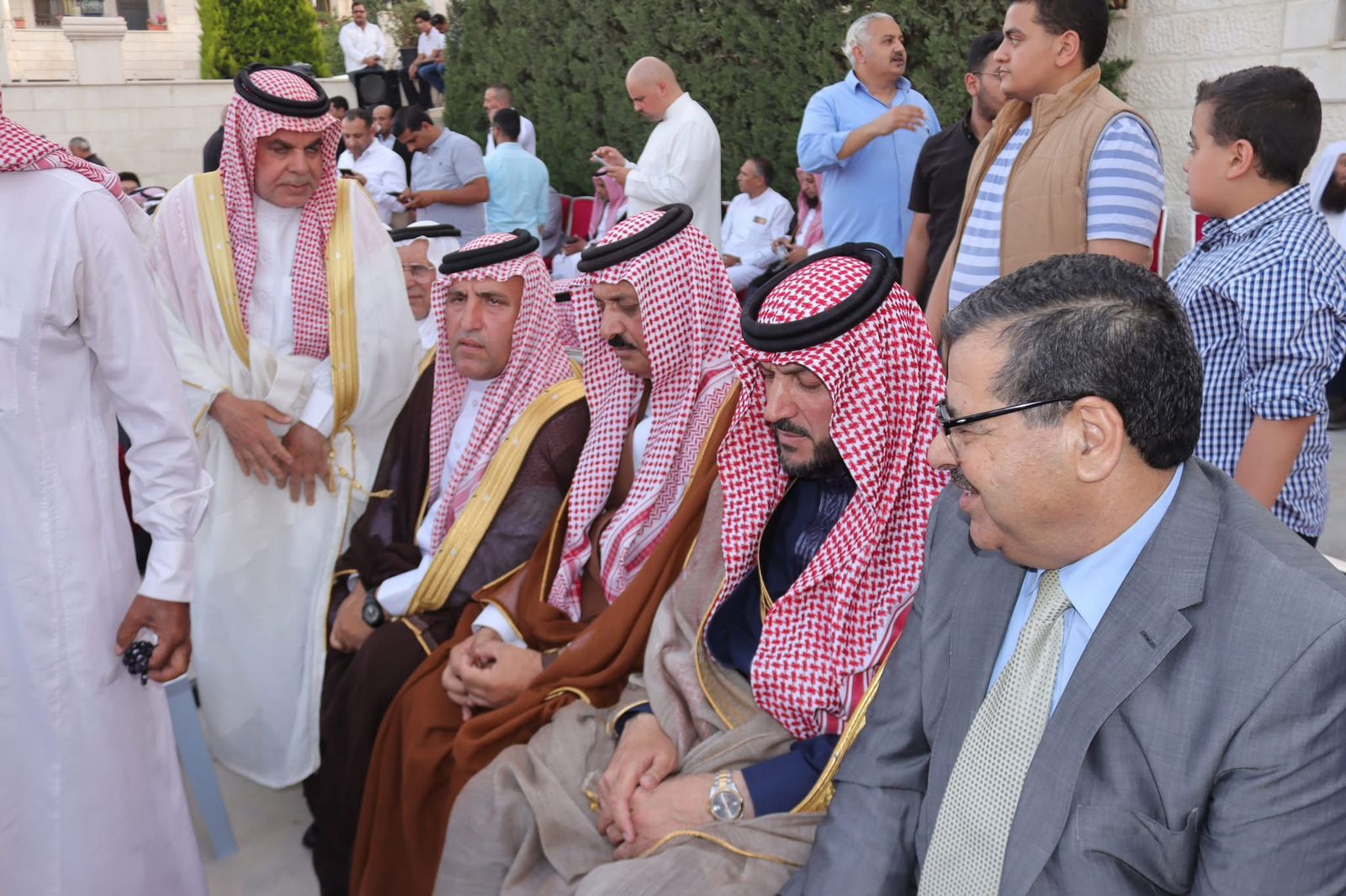 بالصور  .. جاهة برئاسة الشيخ عبد الكريم الحويان تنهي خلاف حادثة “مصلى الرواق” في منطقة أم قصير والمقابلين