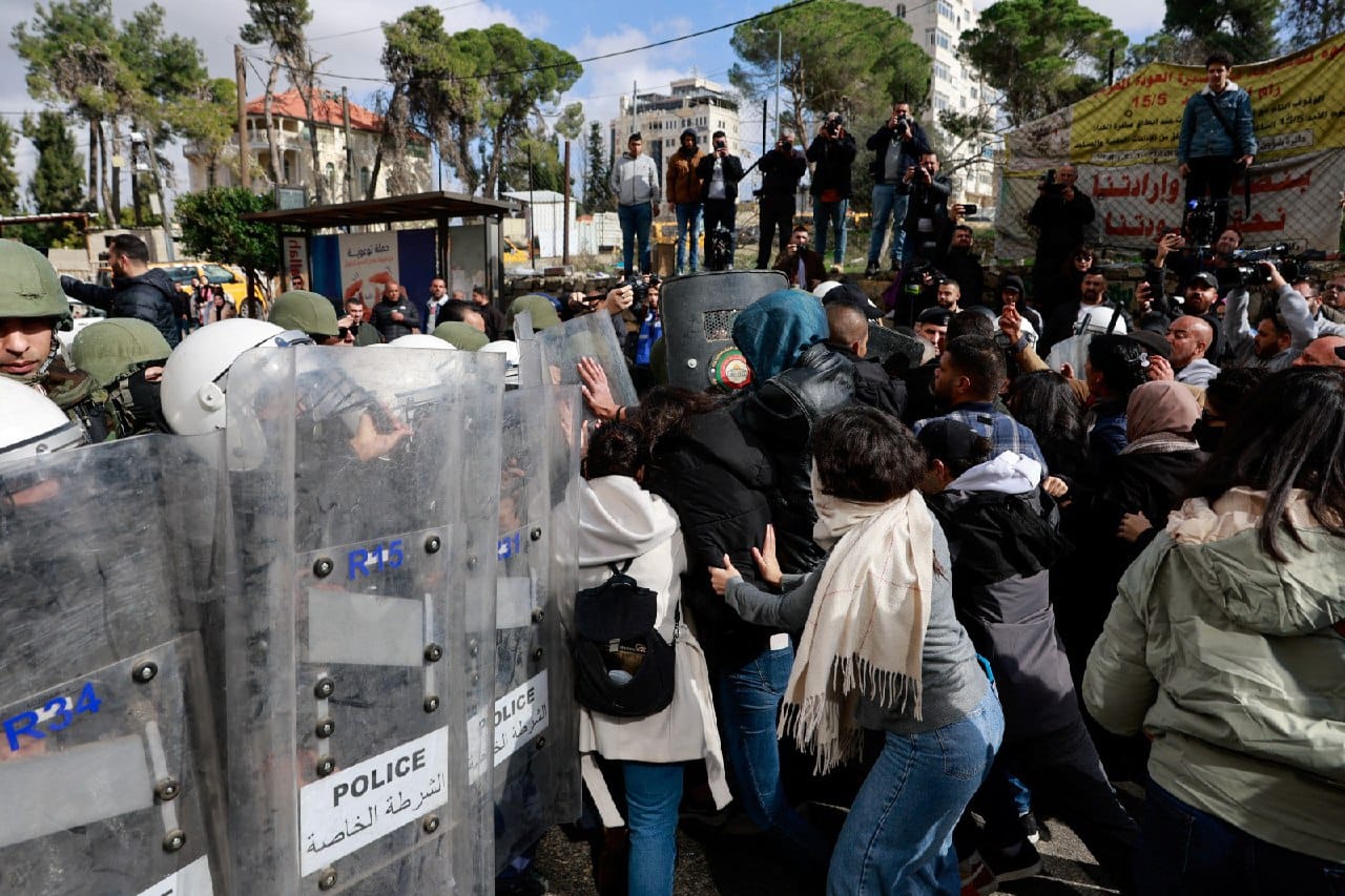 بالفيديو والصور ..  الأجهزة الأمنية الفلسطينية تقمع مسيرة حاولت الوصول إلى مقر المقاطعة احتجاجًا على زيارة بلينكن