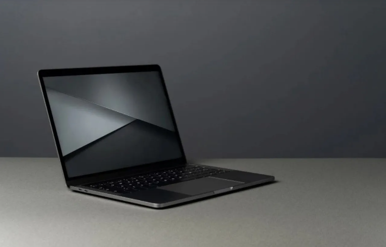 ماذا يحدث عند ترك اللابتوب في السيارة؟