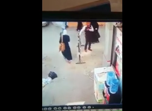 بالفيديو  ..  لحظة قتل شرطي مصري برصاصة بالرأس بوضح النهار امام الناس +18