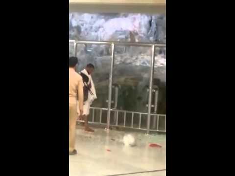 قصة المعتمر العربي الذي حطم زجاج المسعى بالكرسي  " فيديو" 