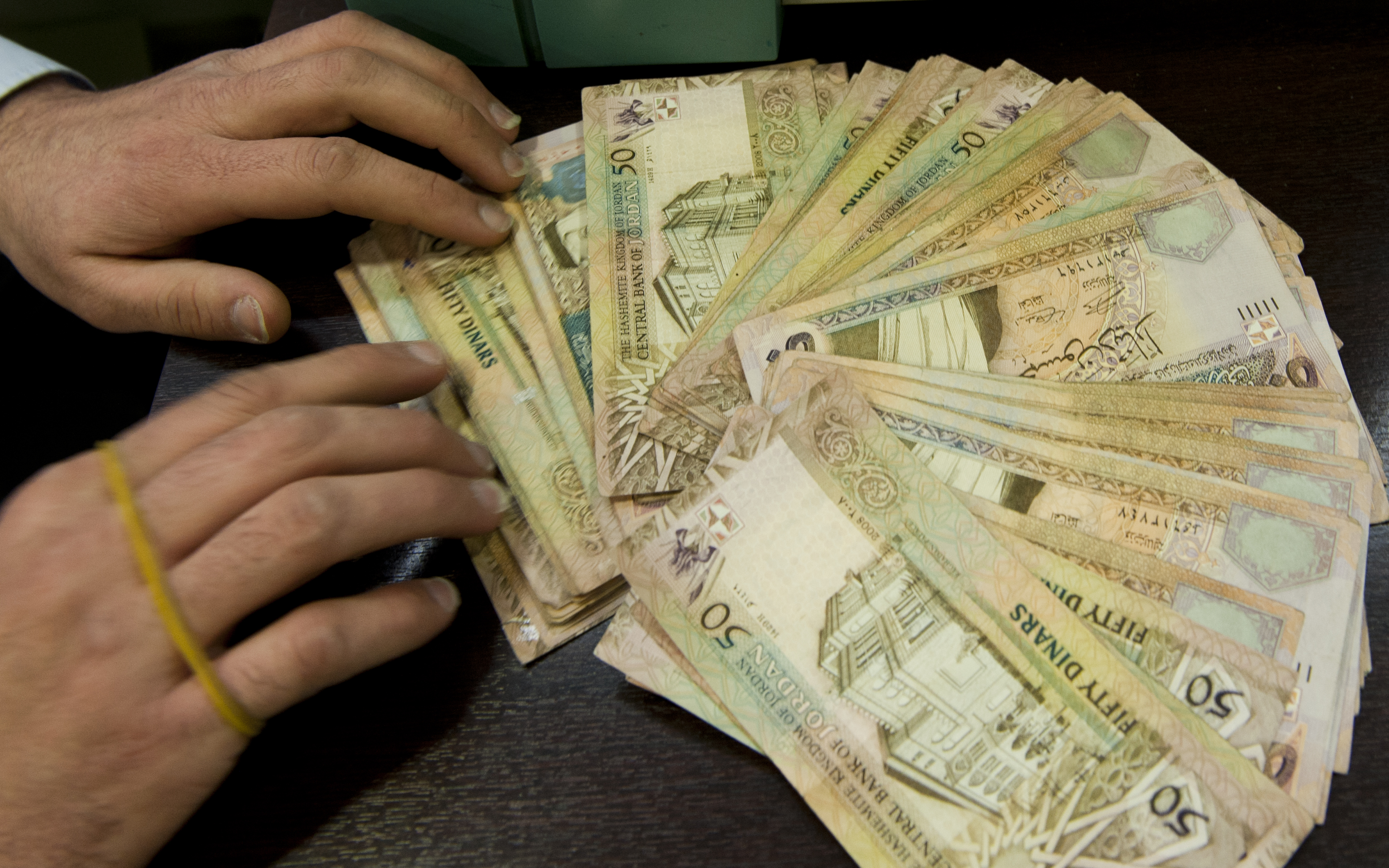 "أشبعتهم إبرًا تخديرية" ..  شركة تداول "وهمية" ترفض إعادة ملايين الدنانير لمواطنين