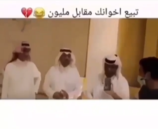 "و يتعافى المرء بأصدقائه"  ..  فيديو مضحك لاصدقاء خلال مقابلة عبر احد البرامج 