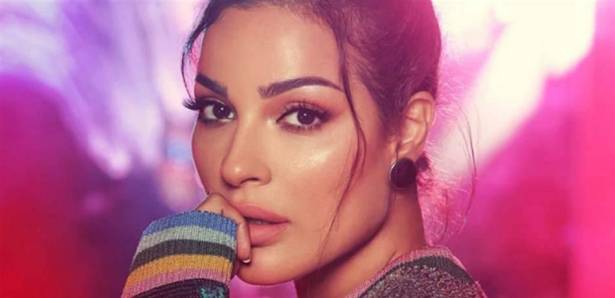 نادين نسيب نجيم ..  من التمثيل إلى العزف على العود؟ (صورة)