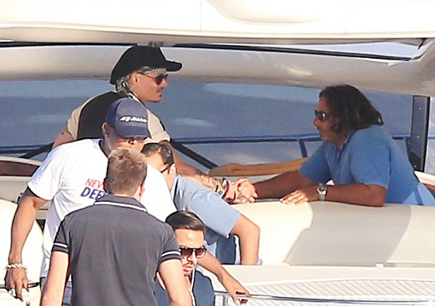 بالصور  ..  أمير سعودي يهدي يختاً ثمنه 200 مليون دولار لممثل أجنبي