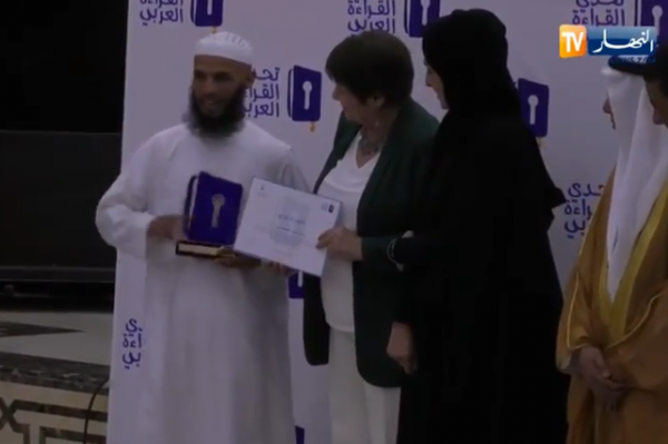 بالفيديو  ..  وزيرة التربية الجزائرية تقع في موقف محرج مع شاب رفض مصافحتها او النظر اليها 