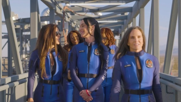 خطأ غريب يُشكك في رحلة كاتي بيري إلى الفضاء ..  هل تم تزييفها؟