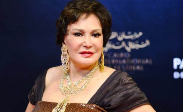 شاهد: موقف مُحرج لـ"لبلبة" بسبب رموشها الصناعية