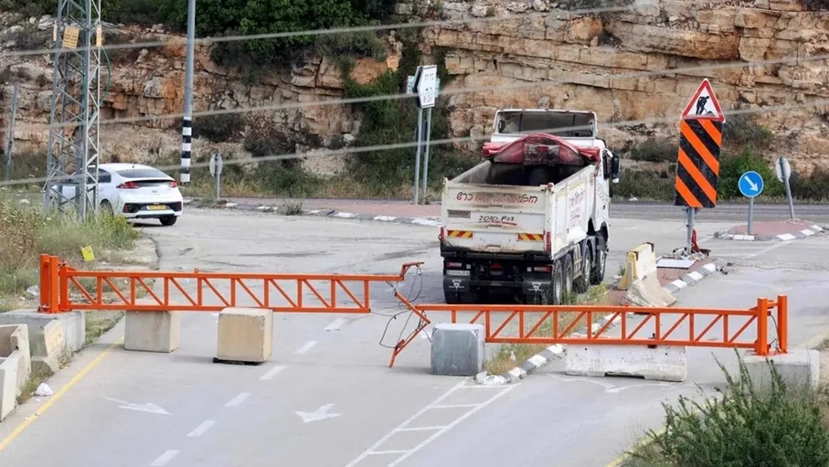 942 حاجزا وبوابة للاحتلال تضيق حيّز الفلسطينيين وتخنق تحركاتهم بالضفة