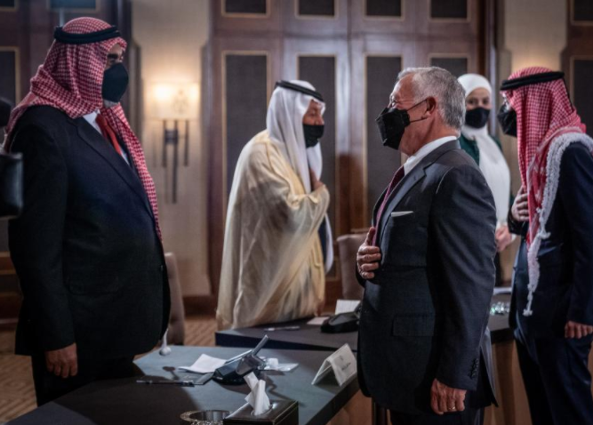 بالصور ..  من هم الأشخاص الذين حضروا لقاء الملك وطلبوا العفو عن الموقوفين في قضية الفتنة؟! "أسماء"