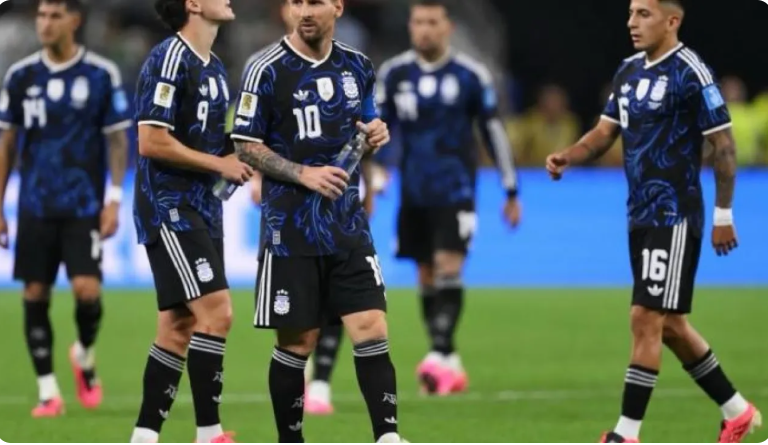 من هو معلق مباراة الأرجنتين وإنجلترا في نصف نهائي كأس العالم 2026؟