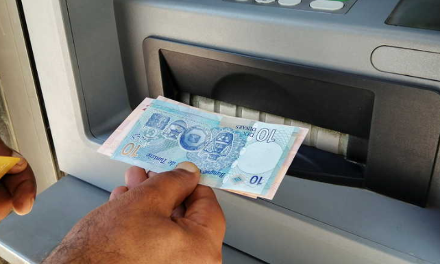 هل إدخال الرمز السري عكسيا على الصراف الآلي يرسل إنذارا للشرطة؟