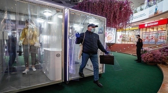 كابينات خاصة لتعقيم المتسوقين